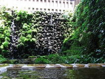 湯船から滝をながめる